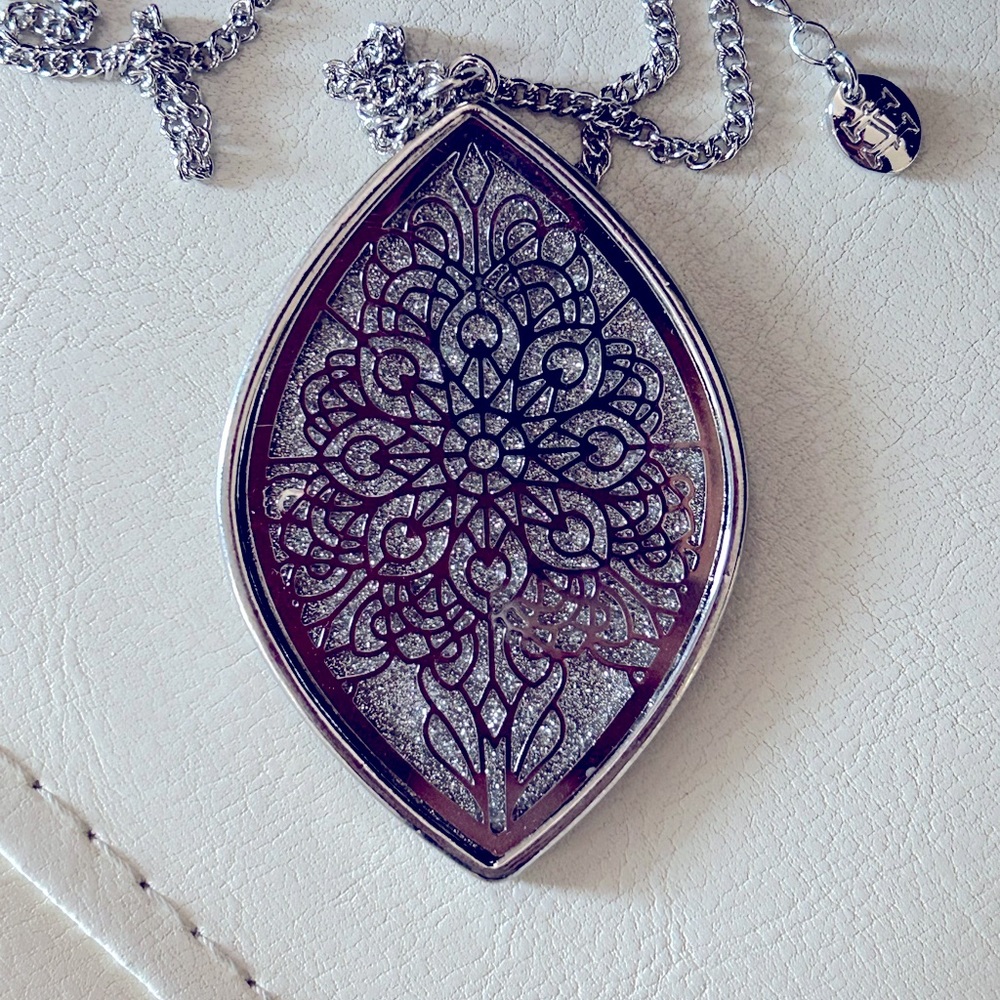 Howard’s 18’/20’ long necklace with pendant